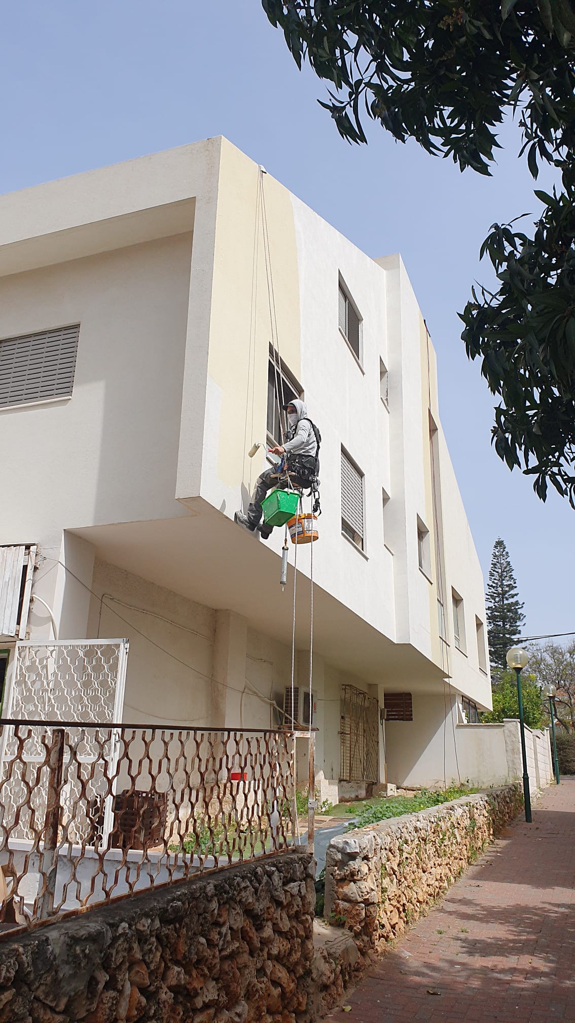 עובד צובע בניין בסנפלינג